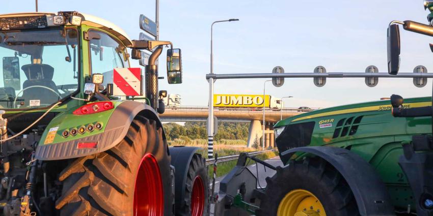 jumbo-vrachtwagen-tractoren-blokkade
