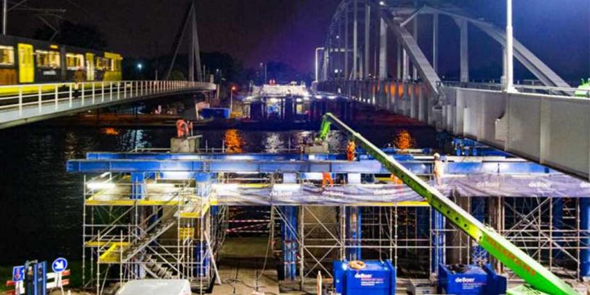 Rijkswaterstaat schuift 1,4 miljoen kilo zware Jutphasebrug weer op zijn plek