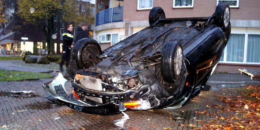 Auto over de kop geslagen in Emmen