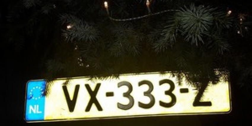 Politie vindt gestolen kentekenplaat politieauto onder kerstboom