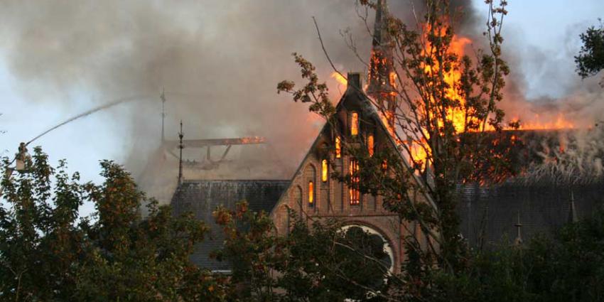 Brandweer rukt uit voor grote brand in kerk Amstelveen 
