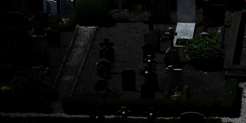 Man die urnen begraafplaats Oldenzaal vernielde vannacht op heterdaad gepakt