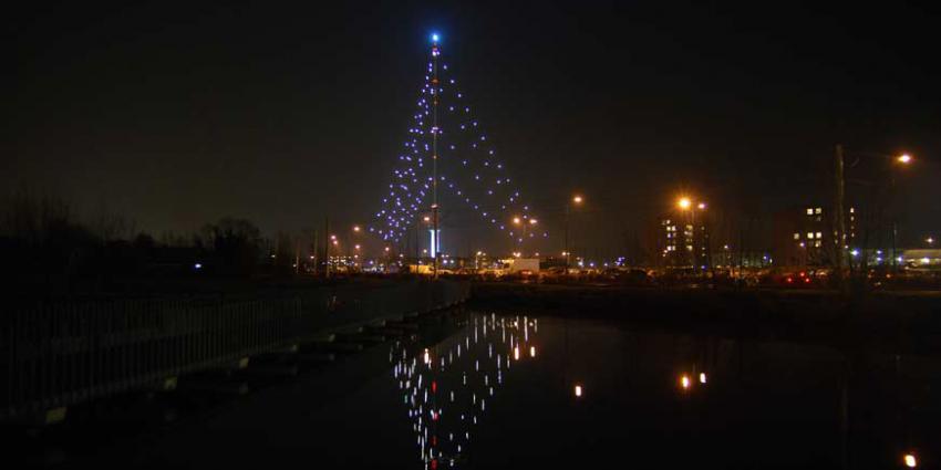 Grootste kerstboom ter wereld weer ontstoken