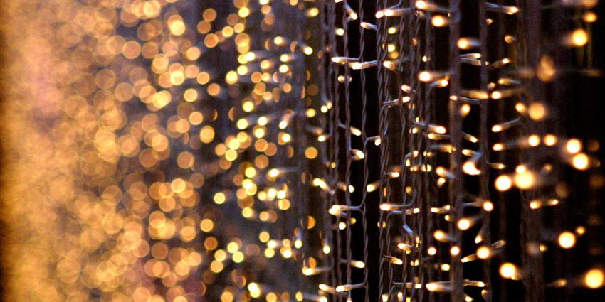 kerstverlichting-buiten-donker