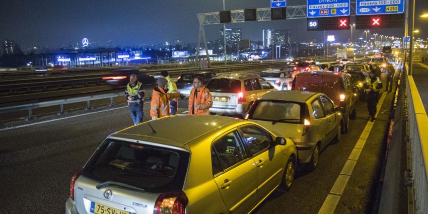 Dertien auto's botsen op A16 bij Rotterdam