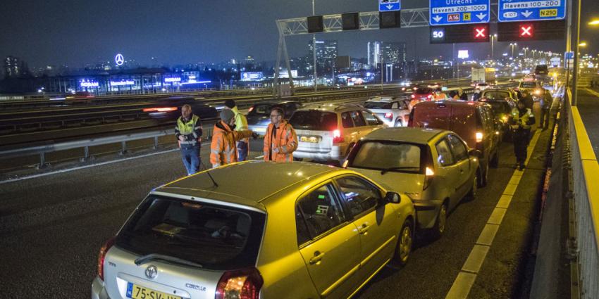 Dertien auto&#039;s botsen op A16 bij Rotterdam