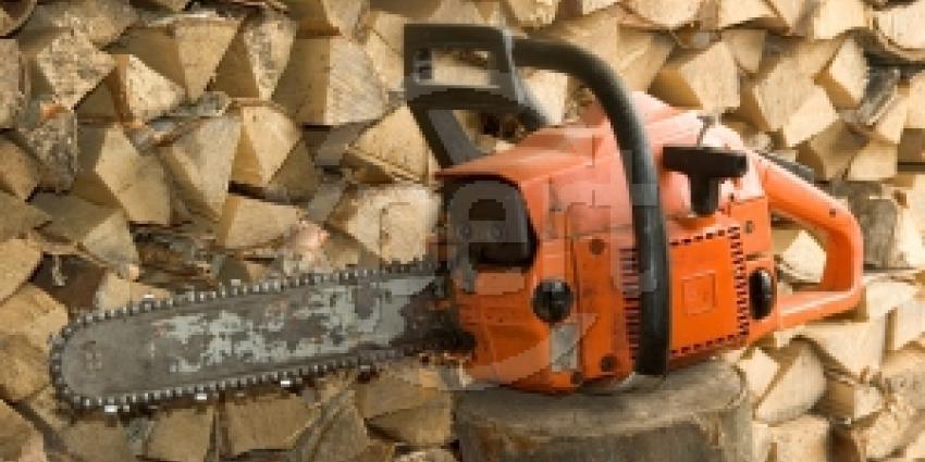 Man achterna gezeten met kettingzaag