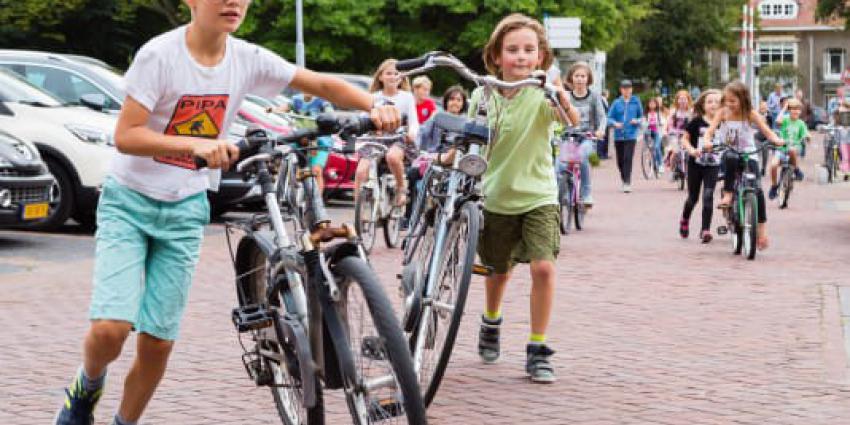 kinderen met fietsen