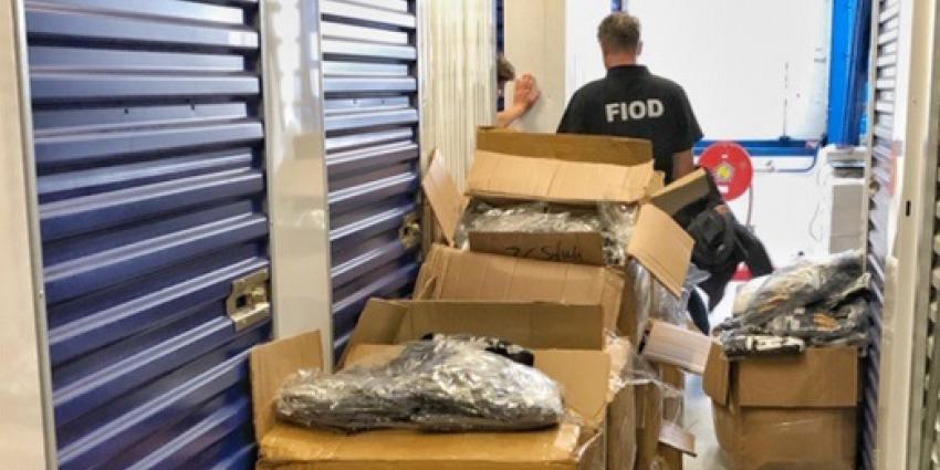 Foto van medewerker FIOD en namaak kleding