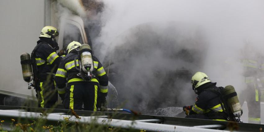 Kleine vrachtwagen volledig verwoest door brand op snelweg A2 bij Vught