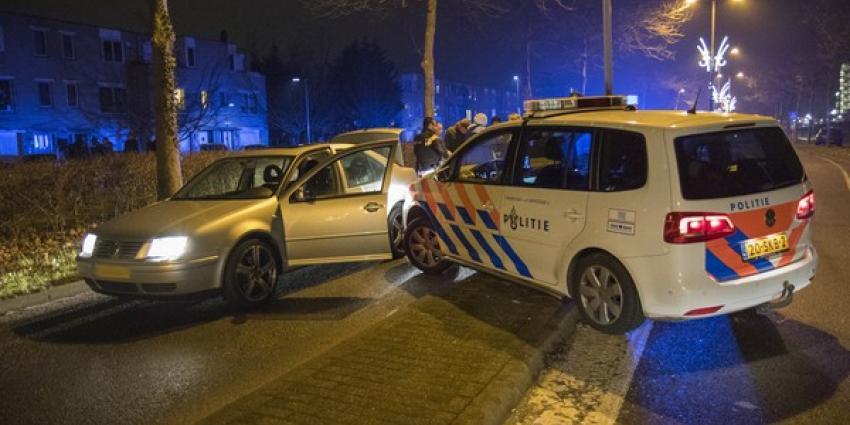 Politie rijdt auto klem en lost schot 
