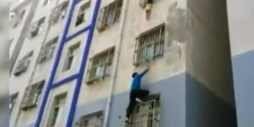 Chinese 'Spiderman' redt uit raam hangende peuter op 4e etage