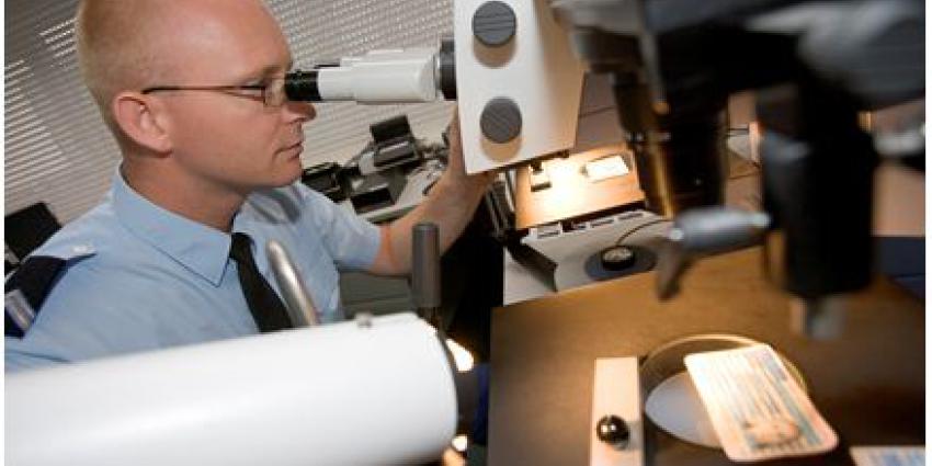 Foto van onderzoek paspoort | KMar