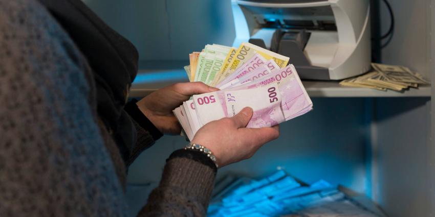 Ruim 110.000 euro aangetroffen in bagage