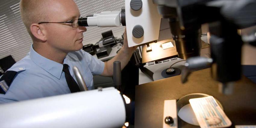 Marechaussee pakt fraudeurs valse ID-bewijzen op