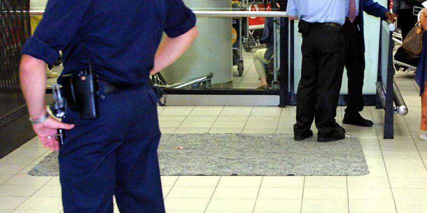 Bolletjesslikkers met 2-jarig kind aangehouden op Eindhoven Airport