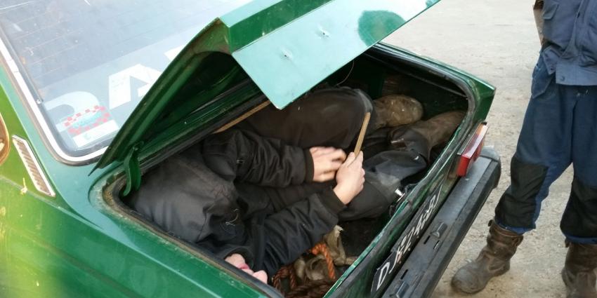 Man stopt meisje in kofferbak en rijdt weg