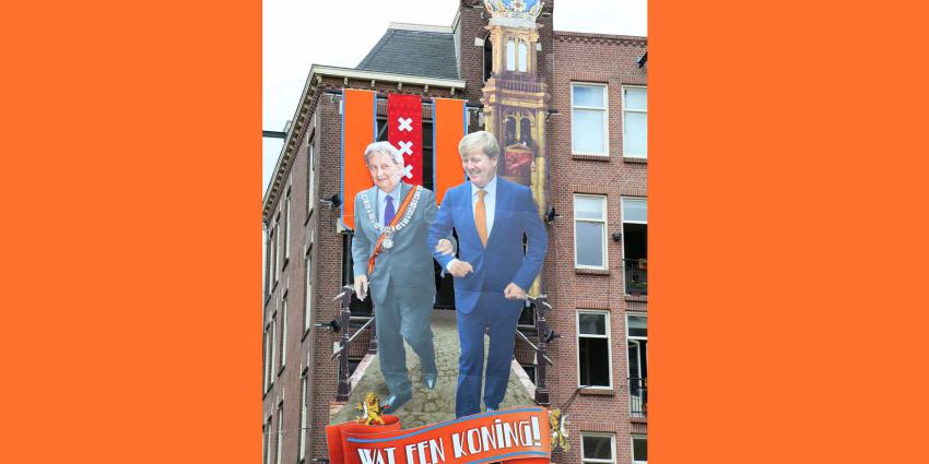 Ter ere van Koningsdag: Koning en Van der Laan nog één keer gearmd in de Jordaan