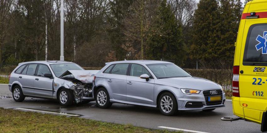 Lesauto betrokken bij kop-staartbotsing op Eindhovenseweg Zuid in Best