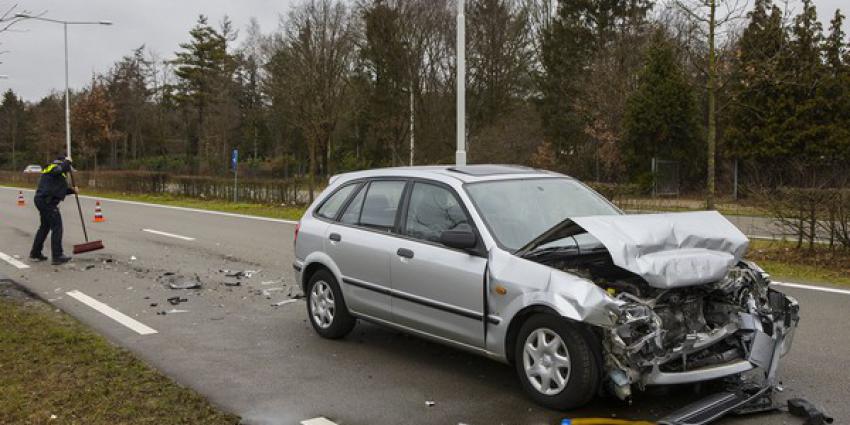Lesauto betrokken bij kop-staartbotsing op Eindhovenseweg Zuid in Best
