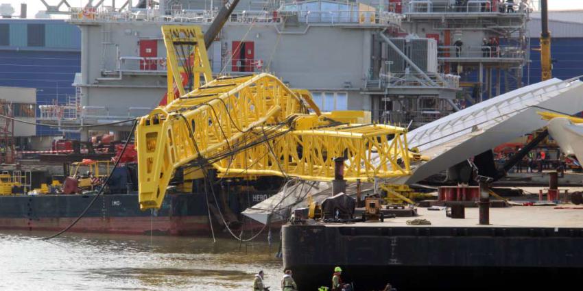 Meerdere mensen te water bij begeven kraan 