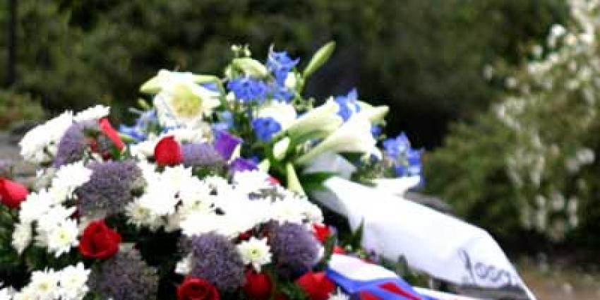 Foto van bloemen krans herdenking doden oorlog | Archief EHF