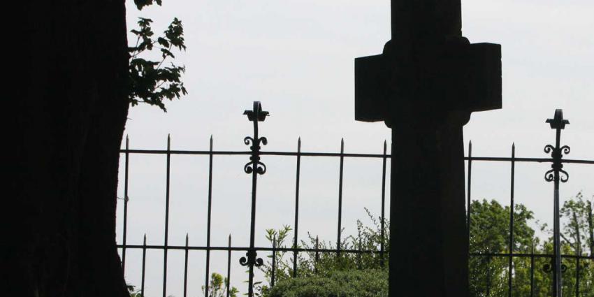 kruis-grafsteen-kerkhof