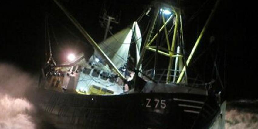 vissers vast op gestrand schip