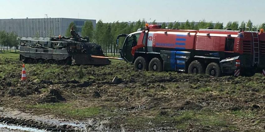 Leopard-2 bergingstank trekt crashtender Schiphol uit de modder