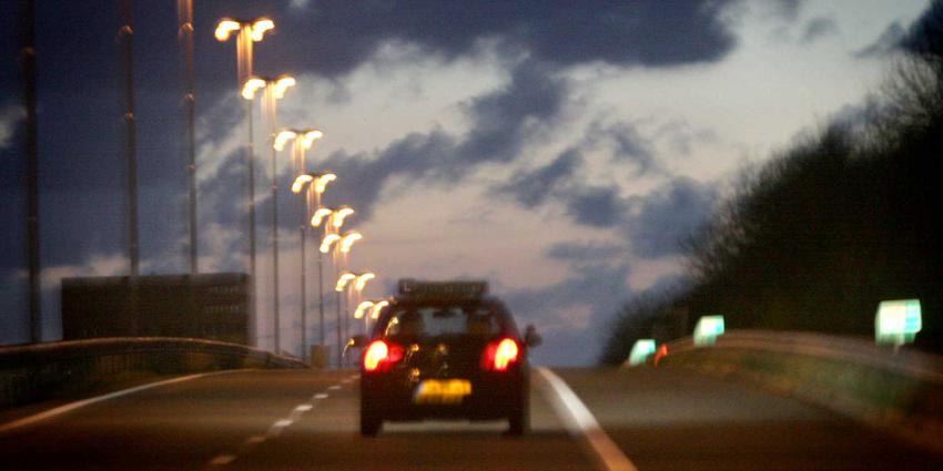 lesauto-donker-snelweg