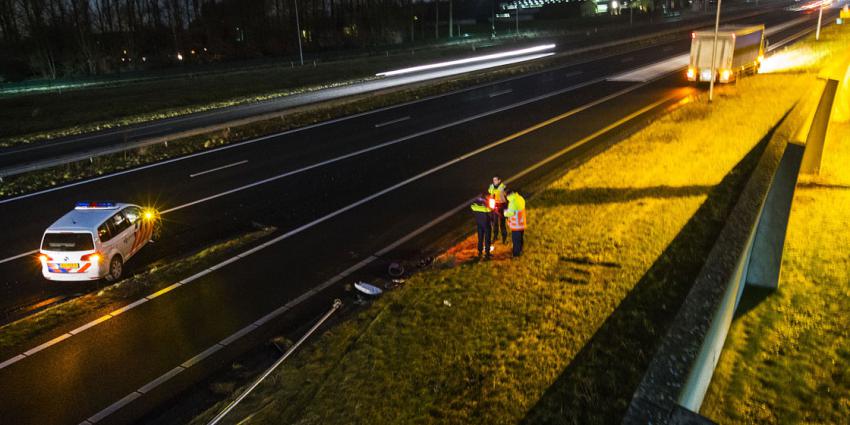 Vrachtauto rijdt op A50 lichtmast omver