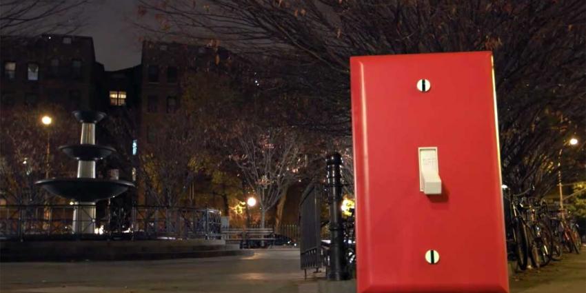 Reusachtige lichtschakelaar op plein in New York, wat zal er gebeuren?
