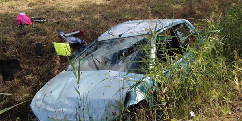 bestuurder, eenzijdig ongeval, uit auto geslingerd, over de kop
