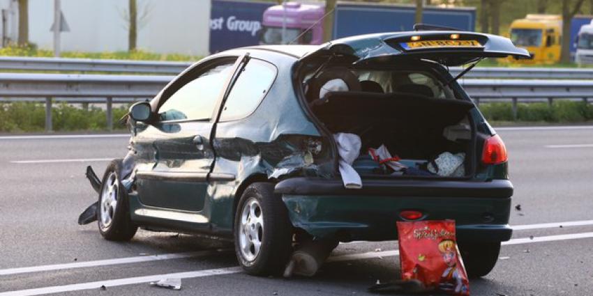 Auto ramt twee keer de vangrail bij crash op A2 bij Liempde