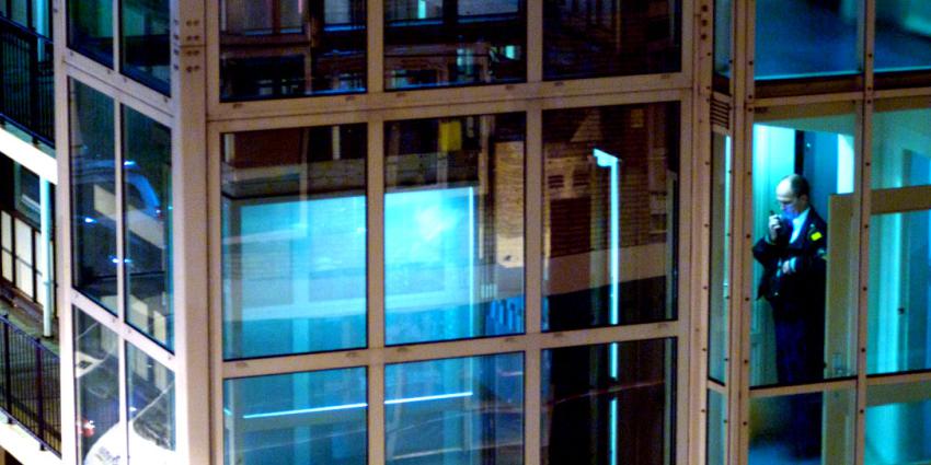 Man probeert in lift vrouw te ontvoeren