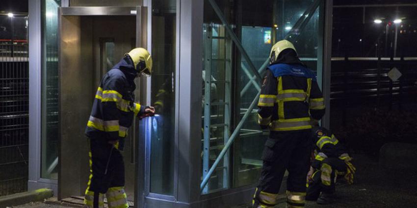 Brandweer bevrijdt persoon uit lift op NS station in Boxtel