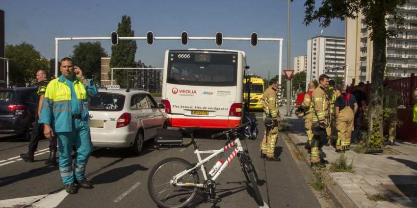 Auto botst achter op lijnbus Schiedam