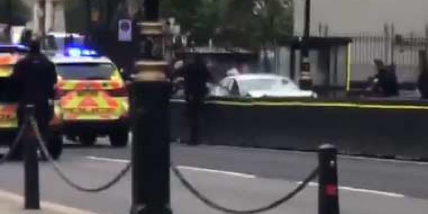 roadblock Auto crasht op roadblock bij parlementsgebouw Londen