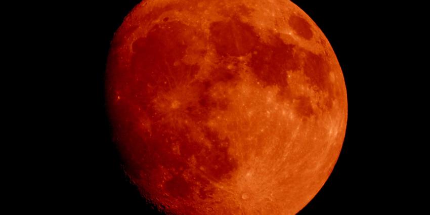 Maan kleurt vrijdagavond helemaal rood, langste bloedmaan van de eeuw