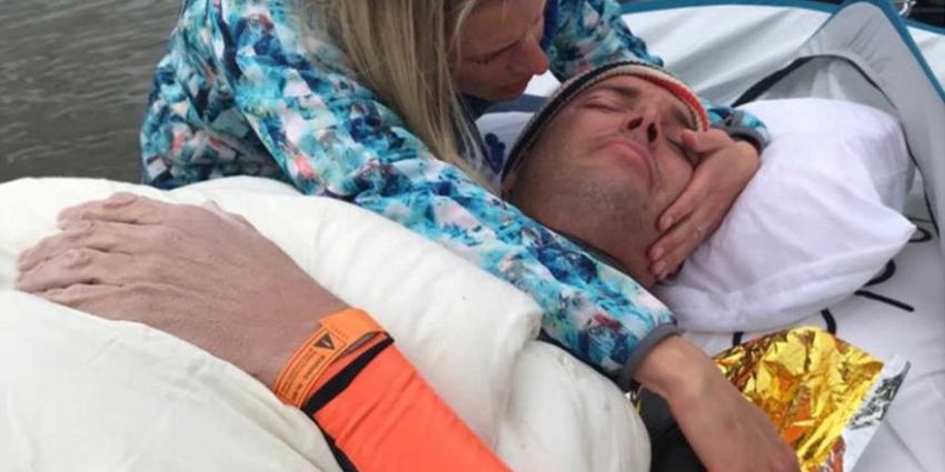 Zwemmer Maarten van der Weijden in ambulance naar ziekenhuis