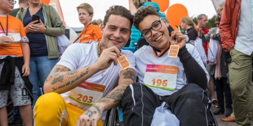 Douwe Bob met kinderambassadeur Merijn 