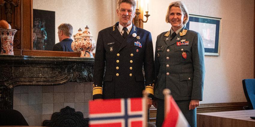 De Noorse Elisabeth Michelsen naast plaatsevervangend Commandant der Strijdkrachten viceadmiraal Boudewijn Boots.