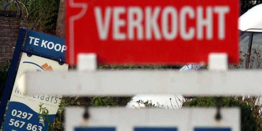 Verkochtbord in voortuin