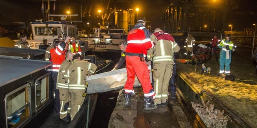 Politie en brandweer redden man uit water