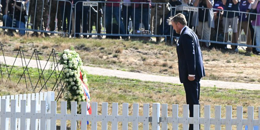 Koning legt krans bij herdenking