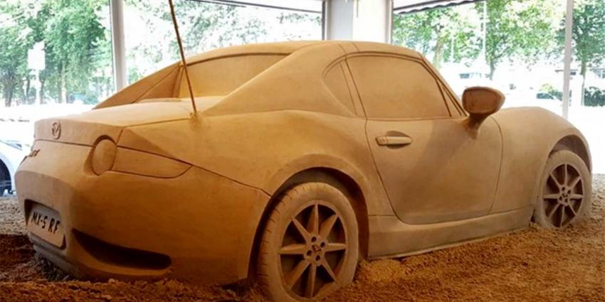Zandkunstenaars maken replica van nieuwe Mazda MX-5 RF