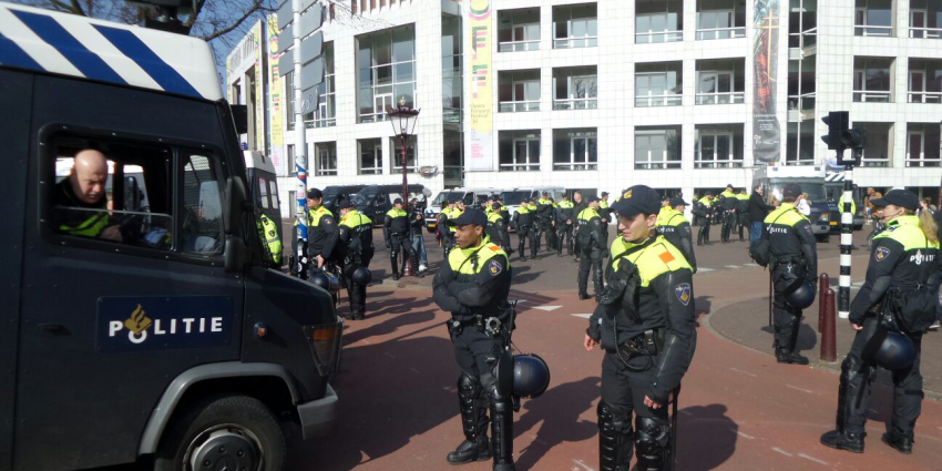 Rechts demonstreert tegen links in Amsterdam