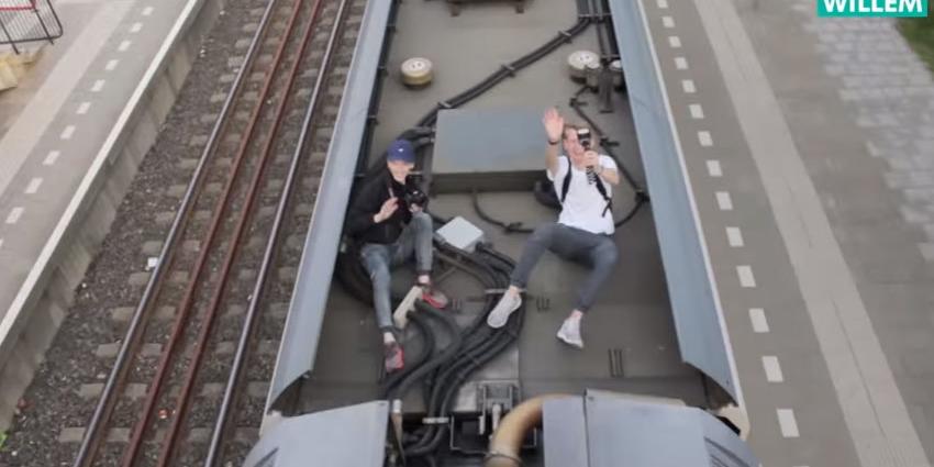 Vloggers liften mee op trein. Viola woedend