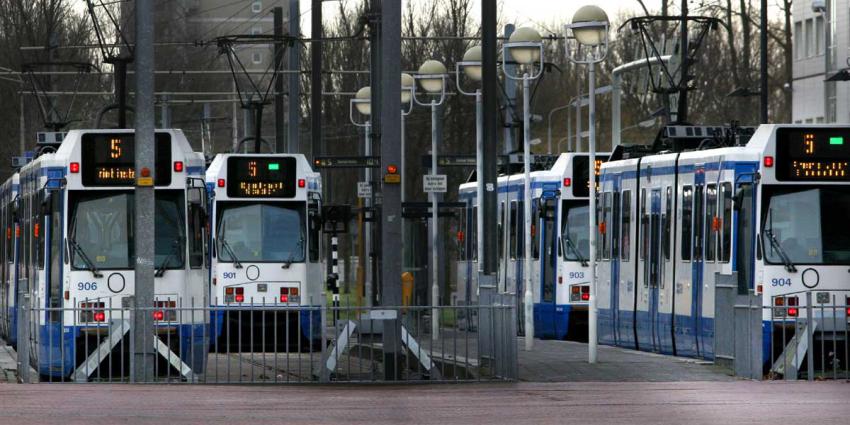 Zes aanhoudingen voor mishandeling in metro Amsterdam CS, politie zoekt nog zevende verdachte