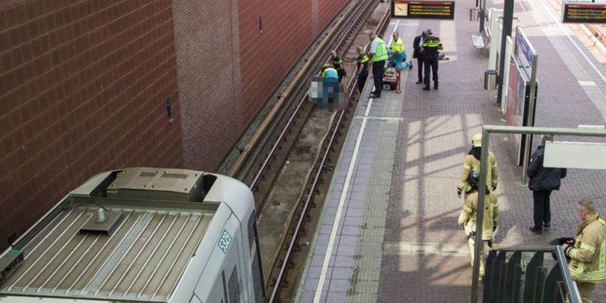 Vrouw gewond na ongeval in metrostation Schiedam